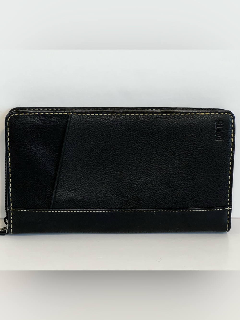 Roots Canada Genuine Leather Wallet 9 inch Long Mint Condition Zip Around